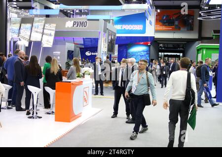 Sankt Petersburg, Russland. 31. Oktober 2023. Besucher in der 12th St. Petersburg International Gas Forum (PMGF 2023) in St. Petersburg. (Foto: Maksim Konstantinov/SOPA Images/SIPA USA) Credit: SIPA USA/Alamy Live News Stockfoto