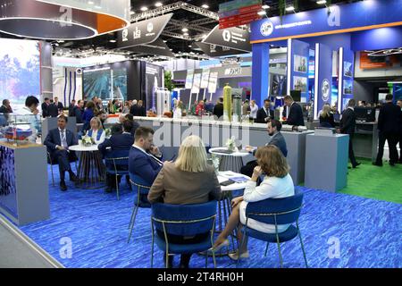 Sankt Petersburg, Russland. 31. Oktober 2023. Die Leute entspannen sich in der 12th St. Petersburg International Gas Forum (PMGF 2023) in St. Petersburg. (Foto: Maksim Konstantinov/SOPA Images/SIPA USA) Credit: SIPA USA/Alamy Live News Stockfoto