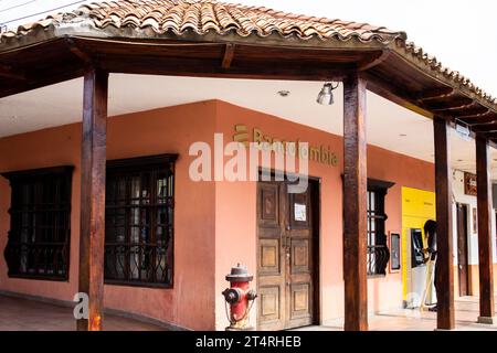 La Calera, Cundinamarca, Kolumbien - 21. Oktober 2023. Fassade der Bancolombia Bank am zentralen Platz von La Calera Stockfoto