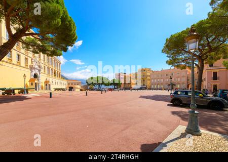 Der Place du Palais auf dem Felsen von Monaco mit dem Fürstenpalast von Monaco auf der linken Seite, dem Eingang zur Altstadt auf der rechten Seite und dem Hafen im Blick. Stockfoto