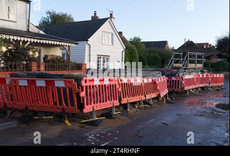 West Mersea, Großbritannien. November 2023. Ein Haus ist gegen Hochwasser in West Mersea in Essex geschützt. Mersea Island steht unter einer bernsteinfarbenen Wetterwarnung vor Wind und einer gelben Warnung vor Regen aufgrund des Sturms Ciaran. Credit:Eastern Views/Alamy Live News Stockfoto