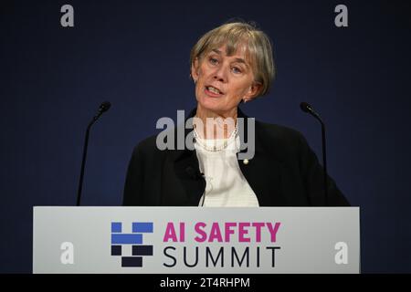 Angela McLean, Chief Scientific Adviser der britischen Regierung, spricht während des KI-Sicherheitsgipfels, des ersten globalen Gipfels zur sicheren Nutzung künstlicher Intelligenz, im Bletchley Park in Milton Keynes, Buckinghamshire. Bilddatum: Mittwoch, 1. November 2023. Stockfoto