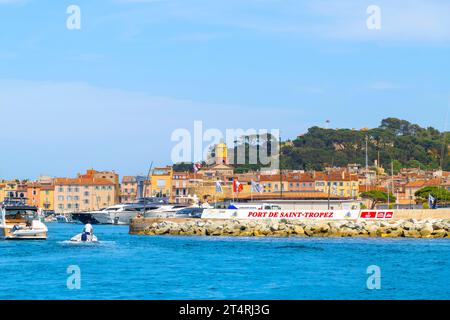 Allgemeiner Blick auf den Port de Saint-Tropez vom Mittelmeer aus am Hafen und Jachthafen von Saint-Tropez, Frankreich Stockfoto