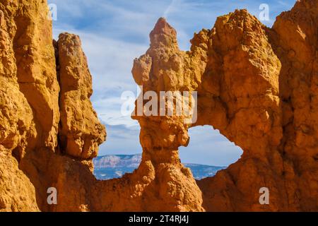 Aus nächster Nähe sehen Sie einige der Kalkstein-Hoodoos, die ein kleines natürliches Fenster bilden, im Bryce Canyon National Park. Stockfoto