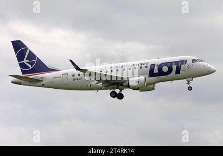 Ein Passagierflugzeug der polnischen Fluggesellschaft LOT vom Typ Embraer E170STD mit der Kennung SP-LDF beim Landeanflug auf den Flughafen Zürich-Kloten. Flugbetrieb am Flughafen Zürich-Kloten ZRH am 01. Juni 2016. Zürich Kanton Zürich Schweiz *** Ein Passagierflugzeug der polnischen Fluggesellschaft LOS des Typs Embraer E170STD mit der Registrierung SP LDF während des Anflugs zum Flughafen Zürich Kloten Flugbetrieb am Flughafen Zürich Kloten ZRH am 01 Juni 2016 Zürich Kanton Zürich Schweiz Credit: Imago/Alamy Live News Stockfoto