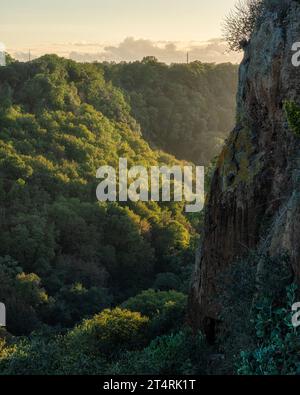 Blick am späten Nachmittag auf das Kloster San Michele Arcangelo, Castel Sant'Elia. Provinz Viterbo, Latium, Italien. Stockfoto