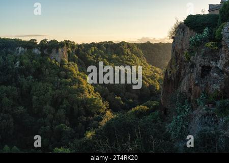 Blick am späten Nachmittag auf das Kloster San Michele Arcangelo, Castel Sant'Elia. Provinz Viterbo, Latium, Italien. Stockfoto