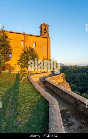 Blick am späten Nachmittag auf das Kloster San Michele Arcangelo, Castel Sant'Elia. Provinz Viterbo, Latium, Italien. Stockfoto