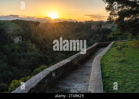 Blick am späten Nachmittag auf das Kloster San Michele Arcangelo, Castel Sant'Elia. Provinz Viterbo, Latium, Italien. Stockfoto