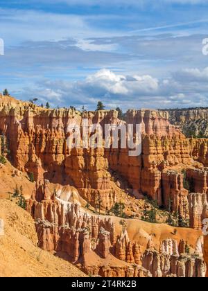 Seltsame und bizarre, farbenfrohe Türme und Gipfel, bekannt als Hoodoos am Rand des Paunsaugunt Plateaus im Bryce Canyon National Park in Utah Stockfoto