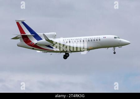 Ein Regierungsflugzeug der französischen Luftwaffe vom Typ Dassault Falcon 7X beim Landeanflug auf den Flughafen Zürich-Kloten. Flugbetrieb am Flughafen Zürich-Kloten ZRH am 01. Juni 2016. Zürich Kanton Zürich Schweiz *** Ein Regierungsflugzeug der französischen Luftwaffe Dassault Falcon 7X im Anflug auf den Flughafen Zürich Kloten Flugbetrieb am Flughafen Zürich Kloten ZRH am 01. Juni 2016 Zürich Kanton Zürich Schweiz Credit: Imago/Alamy Live News Stockfoto