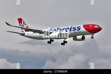 Ein Passagierflugzeug der Schweizer Fluggesellschaft Edelweiss Air vom Typ Airbus A330-343 mit der Kennung HB-JHR beim Landeanflug auf den Flughafen Zürich-Kloten. Flugbetrieb am Flughafen Zürich-Kloten ZRH am 01. Juni 2016. Zürich Kanton Zürich Schweiz *** Passagierflugzeug der Schweizer Fluggesellschaft Edelweiss Air vom Typ Airbus A330 343 mit der Registrierung HB JHR beim Anflug zum Flughafen Zürich Kloten Flugbetrieb am Flughafen Zürich Kloten ZRH am 01 Juni 2016 Zürich Kanton Zürich Schweiz Credit: Imago/Alamy Live News Stockfoto