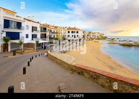 Sandstrand vor dem weiß getünchten Fischerdorf Calella de Palafrugell an der Costa Brava Küste der Provinz Girona Südspanien. Stockfoto