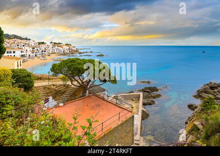 Die felsige Küste, der Sandstrand und das weiß getünchte Dorf im Fischerort Calella de Palafrugell, Spanien an der spanischen Küste Costa Brava. Stockfoto