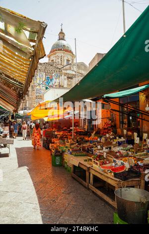 Sizilien, Italien - 22. Juni 2022: Geschäftiger lokaler Markt in der Innenstadt von Palermo mit vielen Straßenläden mit Gemüse und Obst Stockfoto