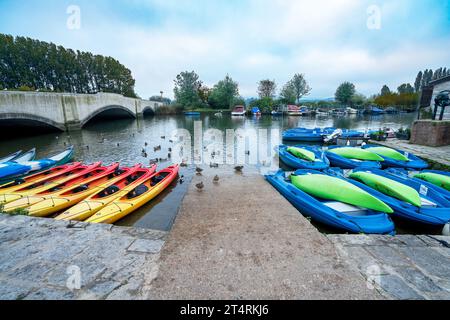 Bootsverleih auf dem Fluss Frome am Abbots Quay Wareham Dorset England UK Stockfoto