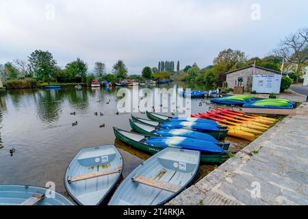 Bootsverleih auf dem Fluss Frome am Abbots Quay Wareham Dorset England UK Stockfoto