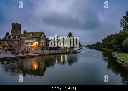 The Old Granary Pub & Restaurant on the River Frome at Dawn, Wareham, Dorset, England, Großbritannien Stockfoto