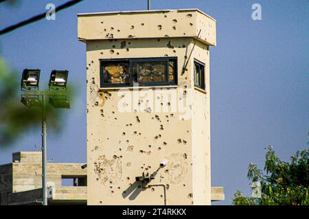 Jenin, Palästina. November 2023. Ein Militärturm der Palästinensischen Autonomiebehörde in der Stadt Dschenin, der mit Schusslöchern bedeckt ist. Laut Berichten von Gesundheitsbeamten sind bei den israelischen Militärangriffen im besetzten Westjordanland 115 Menschen tot und mehr als 1100 verletzt worden. Diese Zahlen wurden seit dem Ausbruch des jüngsten Konflikts zwischen Israel und der militanten palästinensischen Hamas im Gazastreifen verzeichnet. (Foto: Nasser Ishtayeh/SOPA Images/SIPA USA) Credit: SIPA USA/Alamy Live News Stockfoto