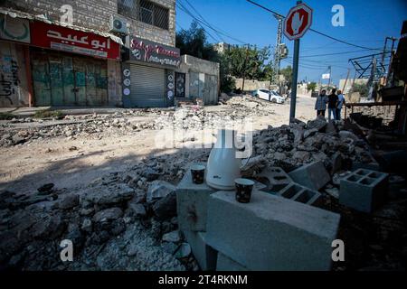 Jenin, Palästina. November 2023. Blick auf beschädigte Gebäude und Straßen nach einem israelischen Militärangriff im Flüchtlingslager Dschenin im besetzten nördlichen Westjordanland. Laut Berichten von Gesundheitsbeamten sind bei den israelischen Militärangriffen im besetzten Westjordanland 115 Menschen tot und mehr als 1100 verletzt worden. Diese Zahlen wurden seit dem Ausbruch des jüngsten Konflikts zwischen Israel und der militanten palästinensischen Hamas im Gazastreifen verzeichnet. (Foto: Nasser Ishtayeh/SOPA Images/SIPA USA) Credit: SIPA USA/Alamy Live News Stockfoto