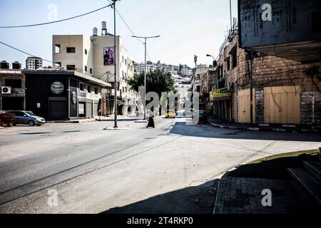 Jenin, Palästina. November 2023. Die Geschäfte in der Stadt Dschenin wurden nach einem Generalstreik aufgrund israelischer Angriffe in der Stadt im nördlichen Westjordanland geschlossen. Laut Berichten von Gesundheitsbeamten sind bei den israelischen Militärangriffen im besetzten Westjordanland 115 Menschen tot und mehr als 1100 verletzt worden. Diese Zahlen wurden seit dem Ausbruch des jüngsten Konflikts zwischen Israel und der militanten palästinensischen Hamas im Gazastreifen verzeichnet. (Foto: Nasser Ishtayeh/SOPA Images/SIPA USA) Credit: SIPA USA/Alamy Live News Stockfoto