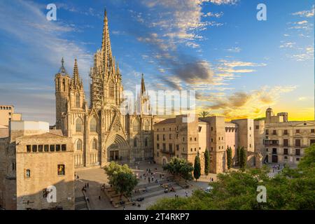 Blick auf den Sonnenuntergang auf die gotische Kathedrale des Heiligen Kreuzes von Barcelona und Saint Eulalia mit umgebenden Gebäuden, plaza und Skyline von Barcelona. Stockfoto