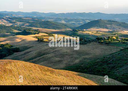 Wunderschöne toskanische Landschaft in der Nähe von Volterra, in der Provinz Pisa, Toskana, Italien. Stockfoto