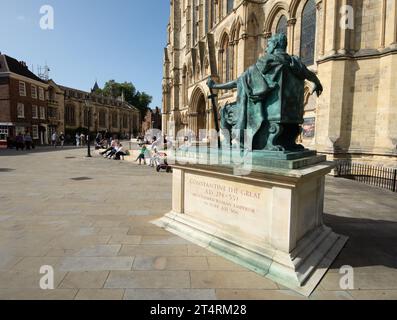 Die Statue von Konstantin dem Großen befindet sich vor dem York Minster in York, North Yorkshire, England Stockfoto