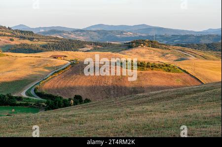 Wunderschöne toskanische Landschaft in der Nähe von Volterra, in der Provinz Pisa, Toskana, Italien. Stockfoto
