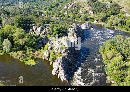 Eine Biegung des Southern Bug River namens Integral aus der Vogelperspektive. Ein malerischer Fluss inmitten des felsigen Geländes. Stockfoto