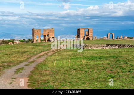 Malerische Aussicht entlang der antiken Via Appia Antica in Rom. Stockfoto