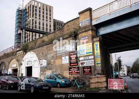 Eine städtische Landschaft lokaler Eisenbahnbögen an der Hardess Road in Loughborough Junction, am 1. November 2023 in London, England. Loughborough Junction im südlichen Londoner Stadtteil Lambeth wird bald einer umfassenden Umgestaltung und Sanierung unterzogen, da nahe gelegene Hochhäuser und flache Komplexe eine jüngere lokale Bevölkerung anziehen. Stockfoto