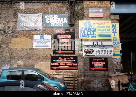 Eine städtische Landschaft lokaler Eisenbahnbögen an der Hardess Road in Loughborough Junction, am 1. November 2023 in London, England. Loughborough Junction im südlichen Londoner Stadtteil Lambeth wird bald einer umfassenden Umgestaltung und Sanierung unterzogen, da nahe gelegene Hochhäuser und flache Komplexe eine jüngere lokale Bevölkerung anziehen. Stockfoto