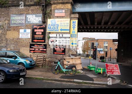 Eine städtische Landschaft lokaler Eisenbahnbögen an der Hardess Road in Loughborough Junction, am 1. November 2023 in London, England. Loughborough Junction im südlichen Londoner Stadtteil Lambeth wird bald einer umfassenden Umgestaltung und Sanierung unterzogen, da nahe gelegene Hochhäuser und flache Komplexe eine jüngere lokale Bevölkerung anziehen. Stockfoto