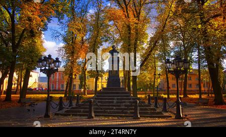 Das Denkmal für den genialen Schriftsteller Nikolai Gogol befindet sich in der Stadt Nischyn, Region Tschernigow, auf der Hauptallee auf dem Gogol-Platz im Stadtzentrum Stockfoto