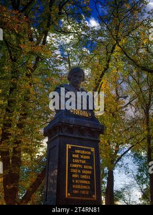 Das Denkmal für den genialen Schriftsteller Nikolai Gogol befindet sich in der Stadt Nischyn, Region Tschernigow, auf der Hauptallee auf dem Gogol-Platz im Stadtzentrum Stockfoto