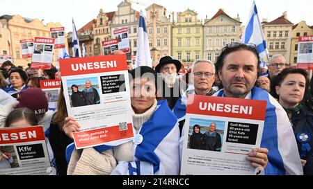 Prag, Tschechische Republik. November 2023. Am 1. November 2023 fand auf dem Altstädter Ring in Prag, Tschechische Republik, eine Demonstration mit dem Titel "Wir stehen mit Israel" statt, um Israel und seinen Bürgern solidarisch zu zeigen und die Aufmerksamkeit auf den weltweiten Anstieg des Antisemitismus zu lenken. Quelle: Michal Kamaryt/CTK Photo/Alamy Live News Stockfoto