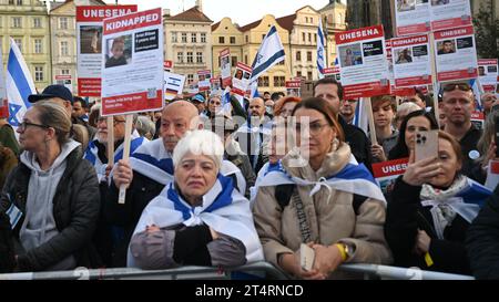 Prag, Tschechische Republik. November 2023. Am 1. November 2023 fand auf dem Altstädter Ring in Prag, Tschechische Republik, eine Demonstration mit dem Titel "Wir stehen mit Israel" statt, um Israel und seinen Bürgern solidarisch zu zeigen und die Aufmerksamkeit auf den weltweiten Anstieg des Antisemitismus zu lenken. Quelle: Michal Kamaryt/CTK Photo/Alamy Live News Stockfoto