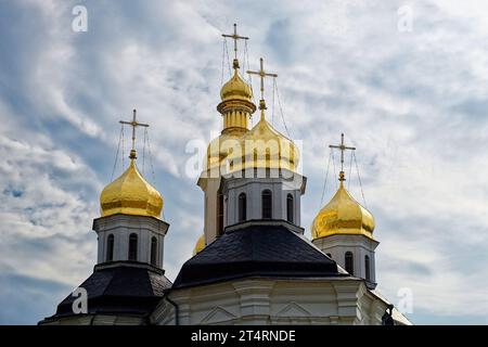 Die vergoldeten Kuppeln einer alten orthodoxen Kirche erwecken ein Gefühl der Pracht, während sie die Landschaft vor der unberührten Kulisse eines klaren blauen bildes schmücken Stockfoto