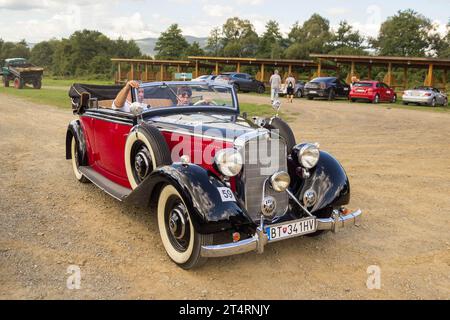 Mercedes Typ 230 W 143 Cabrio C 1937 nach vollständiger Renovierung, Ansicht von vorn rechts beim Treffen von Mercedes Benz Car in Snina, Slowakei Stockfoto