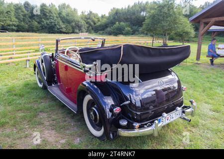 Mercedes Typ 230 W 143 Cabrio C 1937 nach vollständiger Renovierung, Blick vom seitlichen Heckwinkel bei Mercedes Benz Car Meeting in Snina, Slowakei Stockfoto