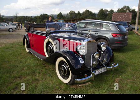 Mercedes Typ 230 W 143 Cabrio C 1937 nach vollständiger Renovierung, Ansicht von vorn rechts beim Treffen von Mercedes Benz Car in Snina, Slowakei Stockfoto