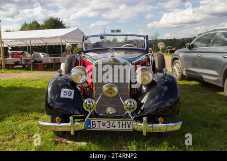 Mercedes Typ 230 W 143 Cabrio C 1937 – vorn – nach vollständiger Renovierung bei Mercedes Benz Car Meeting in Snina, Slowakei Stockfoto