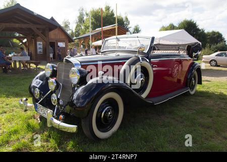 Mercedes Typ 230 W 143 Cabrio C 1937 nach vollständiger Renovierung, Ansicht von vorne links beim Mercedes Benz Car Meet in Snina, Slowakei Stockfoto