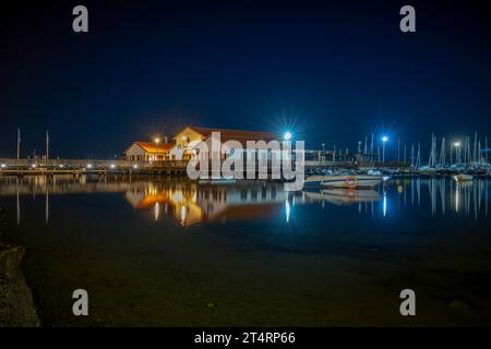 Nautical Club am Strand La Concha in Los Alcazares, Region Murcia, mit künstlichem Licht bei Nacht Stockfoto