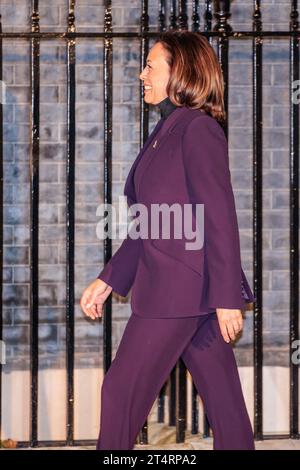 Downing Street, London, Großbritannien. November 2023. Kamala Harris, Vizepräsidentin der Vereinigten Staaten von Amerika, kommt in Downing Street, London, wo sie vom britischen Premierminister Rishi Sunak begrüßt wird. Foto: Amanda Rose/Alamy Live News Stockfoto