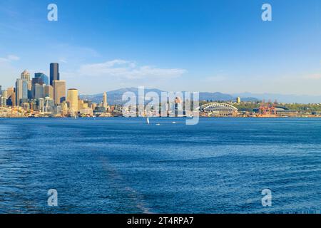 Blick auf das Seattle Waterfront Stadtbild mit Wolkenkratzern, den Pike Place Market District, das Great Wheel und Safeco Field im Blick vom Puget Sound. Stockfoto