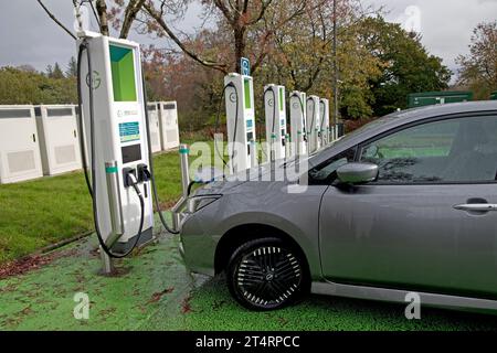 Nissan leitete Elektrofahrzeuge, die bei Banbk von Ladegeräten im Rastbereich der Anschlussstelle 47 auf dem M4-Teil des Gridserve Electric Highway Network UK aufgeladen werden Stockfoto