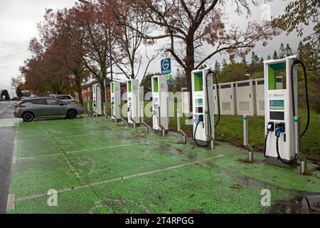 Nissan leitete Elektrofahrzeuge, die bei Banbk von Ladegeräten im Rastbereich der Anschlussstelle 47 auf dem M4-Teil des Gridserve Electric Highway Network UK aufgeladen werden Stockfoto