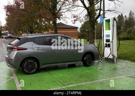 Nissan leitete Elektrofahrzeuge, die bei Banbk von Ladegeräten im Rastbereich der Anschlussstelle 47 auf dem M4-Teil des Gridserve Electric Highway Network UK aufgeladen werden Stockfoto